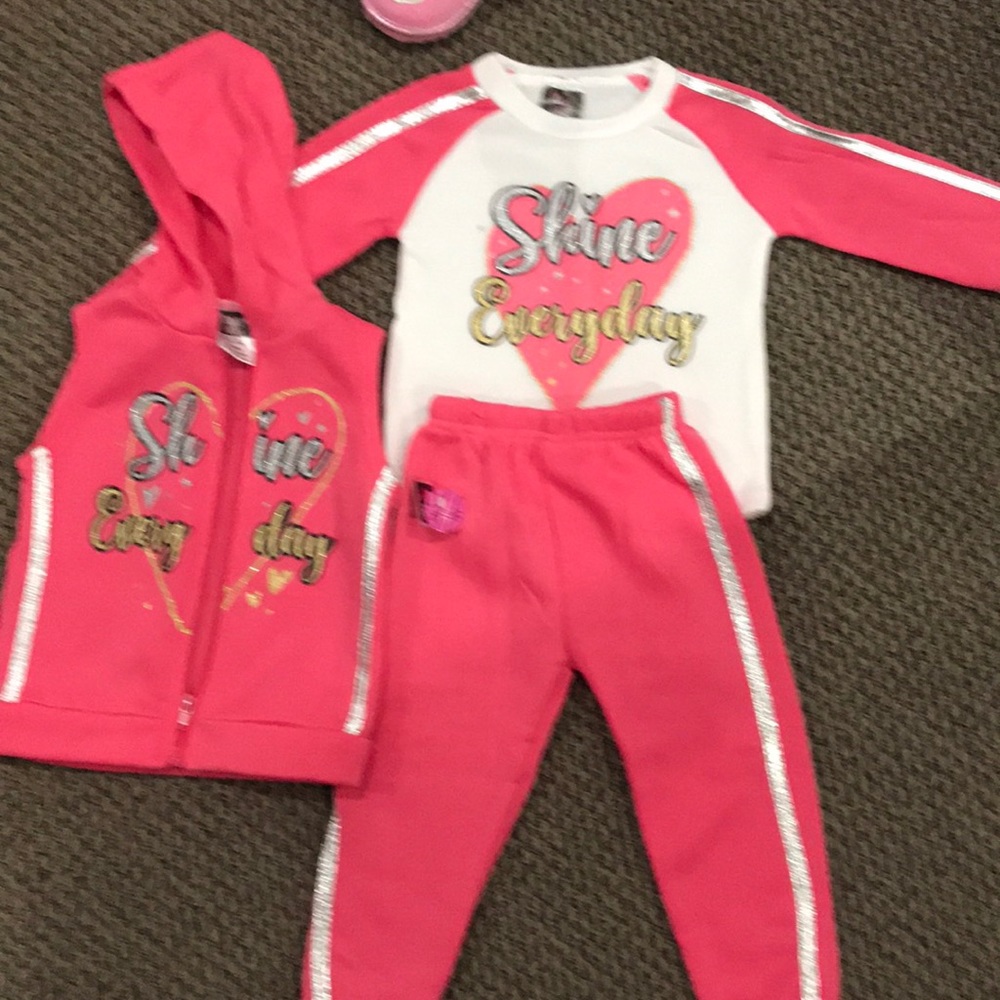 3/50$ NWT  WARM 3 pc sweat suit 24 months!